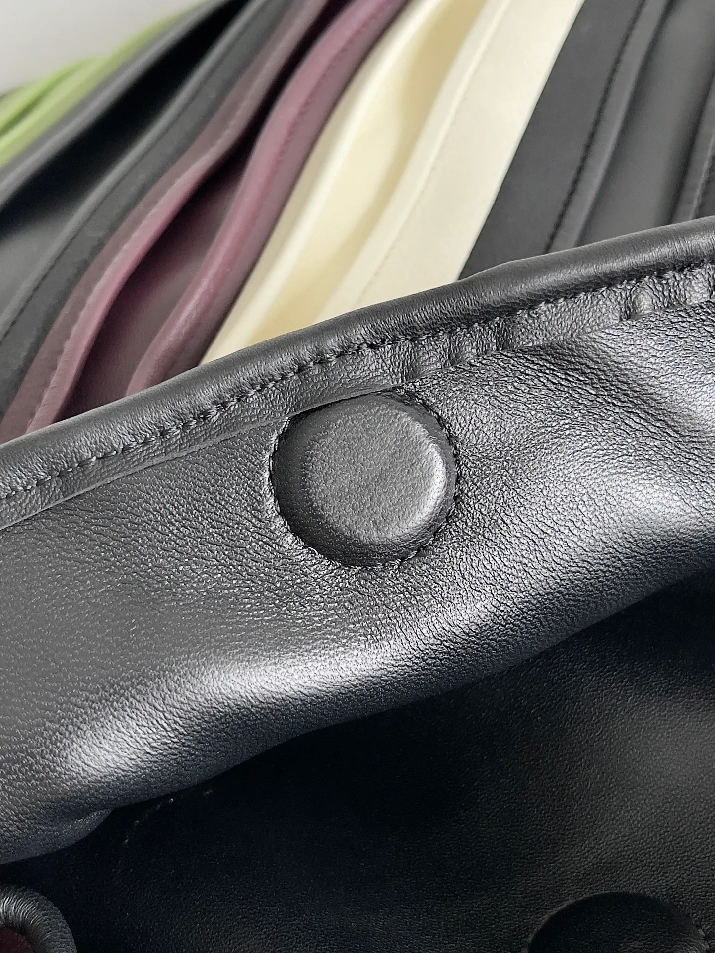 Batch 3520 BOTTEGA VENETA's new Large Hop. This large shoulder bag is made of matcha, white, and berry leather strips. It is reminiscent of the animal skin skirts of primitive tribes and is full of exotic style. The color matching of the 2024 show is very high-end, imitating the elements of the tropical rainforest, with multiple colors of woven leather strips, a large silhouette and a lightweight feel, and the leather is unexpectedly light and soft. Style number: 786193 Size: 54*24*13cm